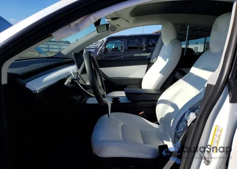 2022 Tesla Model Y z USA, uszkodzony, nr VIN 7SAYGDEEXNF342853